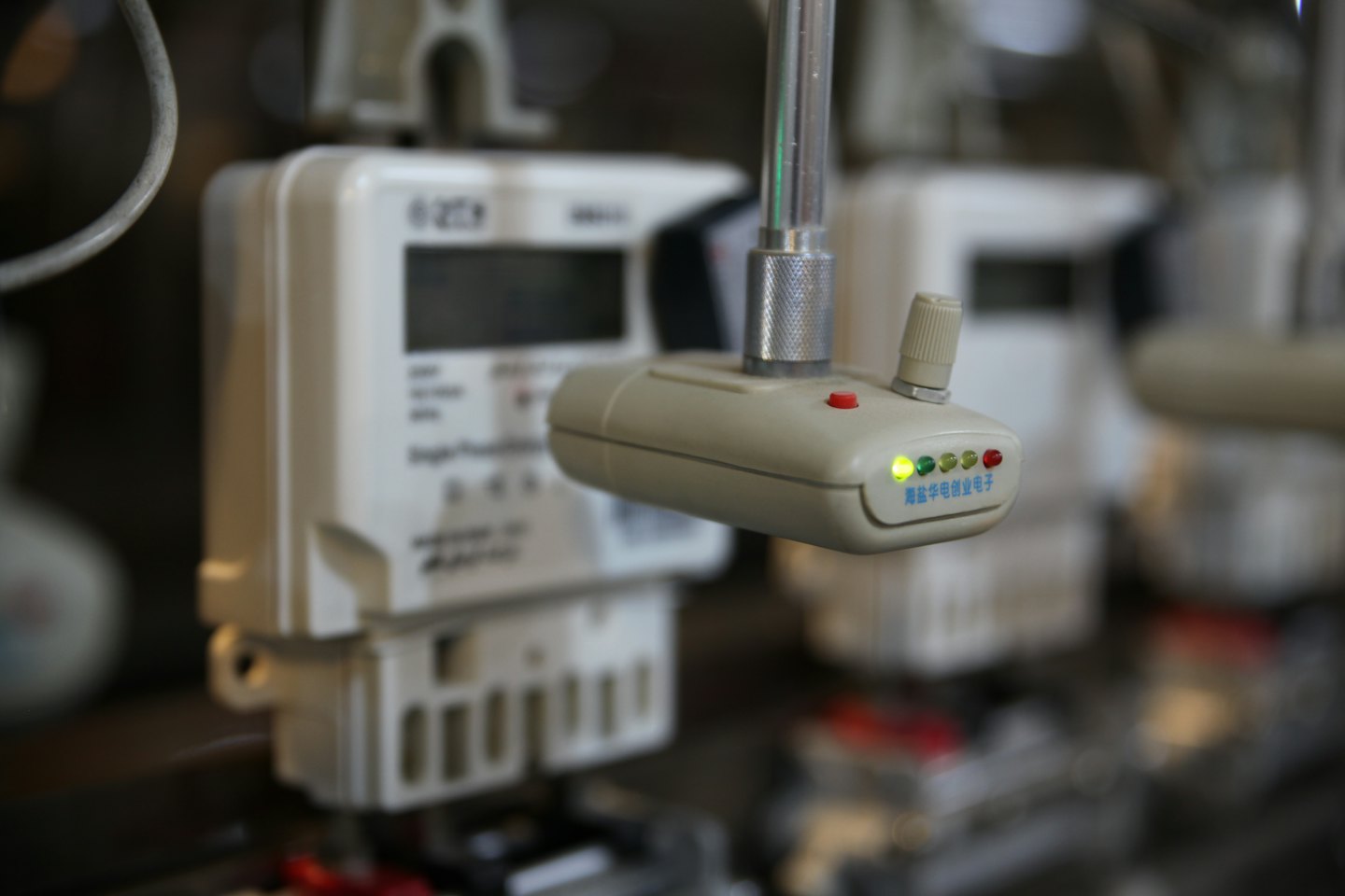 Metal bir çubuk üzerinde gösterge ışıkları olan elektronik test cihazı.
